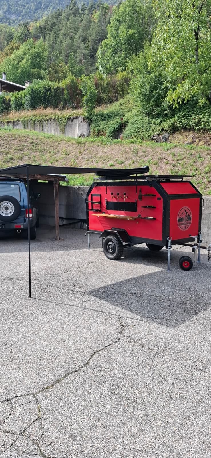 Le bar installé dehors, auvent déployé, montagnes de Haute-Savoie en arrière-plan